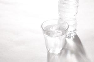 透明なコップと水