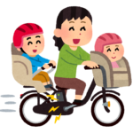 自転車に子供を乗せて走るお母さん